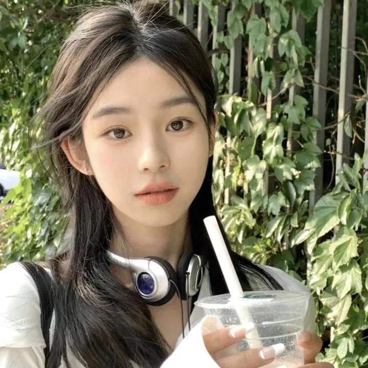 超模之女被曝出道颜值引争议，凌晨社交平台画面流出